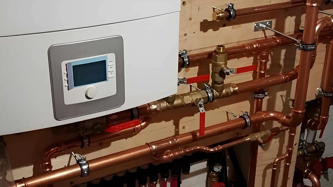 Nærbilde av varmepumpeanlegg på vegg